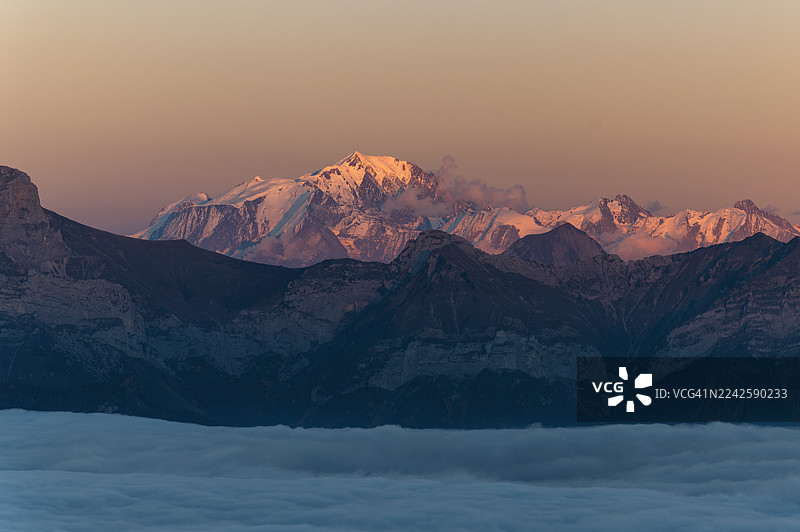 勃朗峰和拉图尔内特山在日落时分的壮丽景色，横跨安纳西湖上空的逆温层，位于法国阿尔卑斯山图片素材