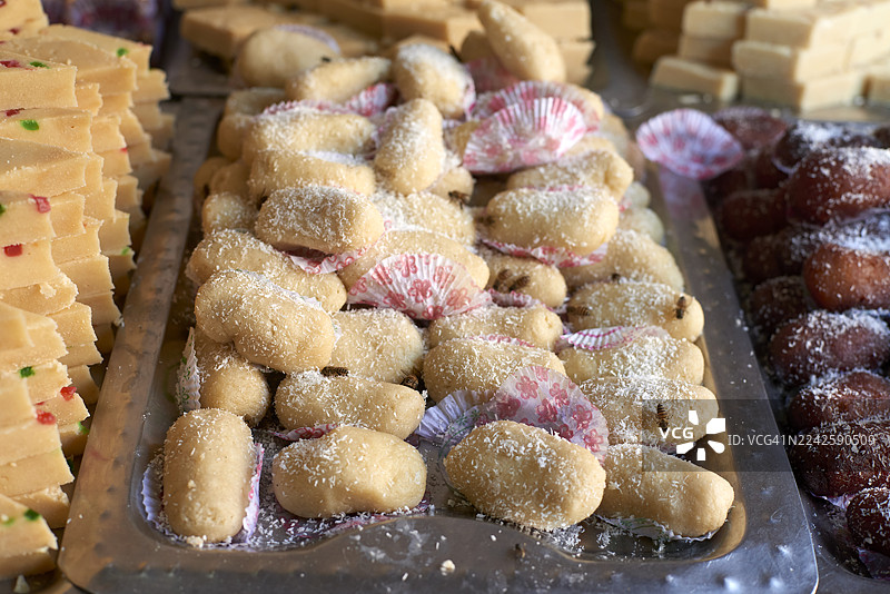 尼泊尔街边摊售卖传统牛奶甜点和巴菲图片素材