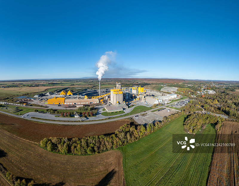 加拿大魁北克工业生产区水泥厂的鸟瞰图图片素材