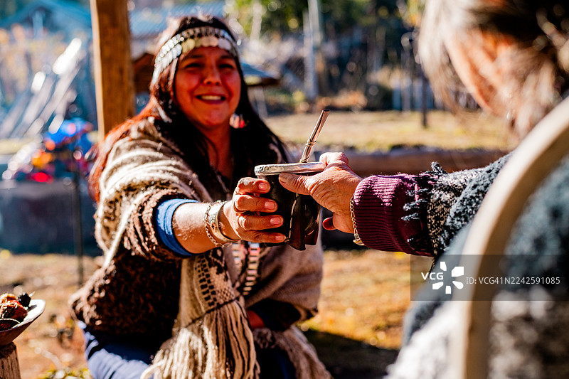 阿根廷圣马丁德洛斯安第斯地区一位成熟的马普切妇女正在喝茶图片素材