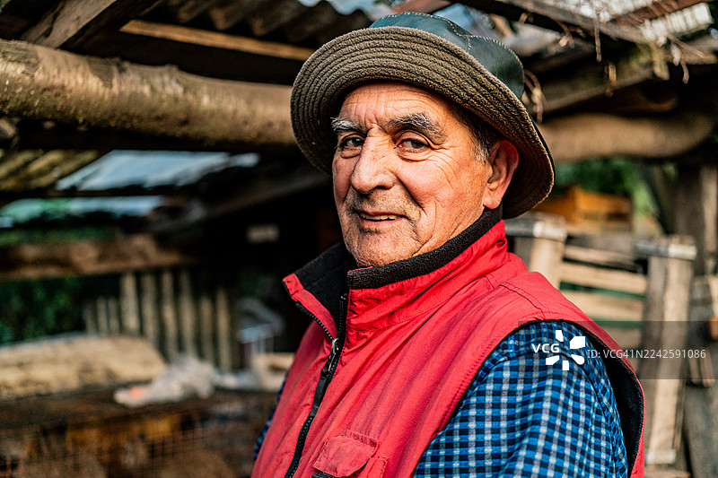 阿根廷圣马丁德洛斯安第斯地区农场里一位年长农民的肖像图片素材