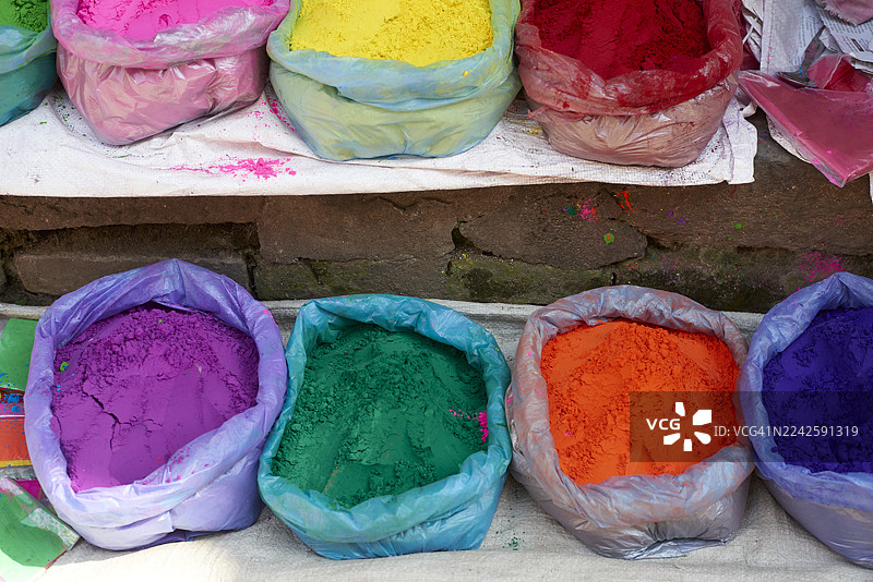五颜六色的洒红节粉末在市场上出售图片素材