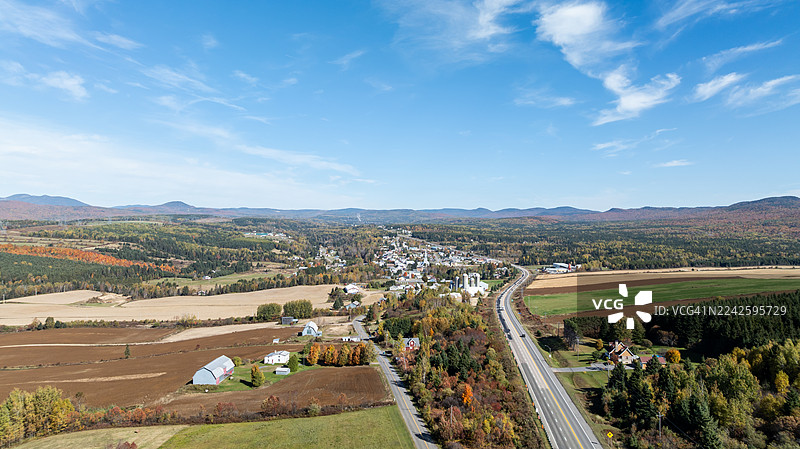 秋季加拿大魁北克省圣泰特德卡普斯镇的鸟瞰图图片素材