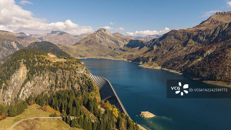 法国阿尔卑斯山罗塞兰湖和罗塞兰大坝的广阔航拍/无人机视角图片素材