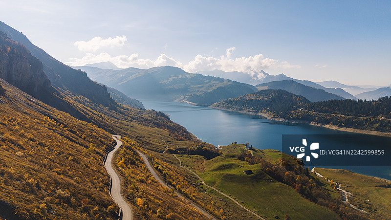 法国阿尔卑斯山罗塞兰湖的广阔航拍/无人机视角图片素材