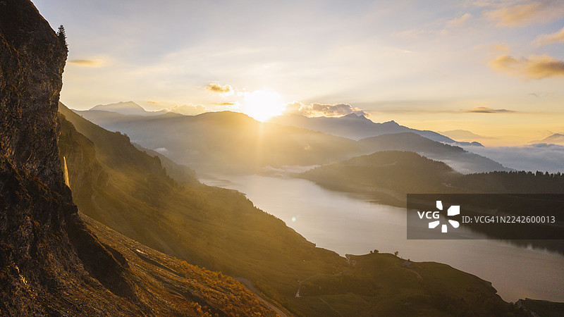法国阿尔卑斯山罗塞兰湖日落时分的广阔航拍/无人机视角图片素材