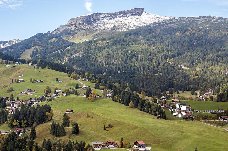 奥地利福拉尔贝格州阿尔高阿尔卑斯山脉的霍赫伊芬山背后的希尔舍格和克莱因瓦尔瑟塔尔山谷景观图片素材