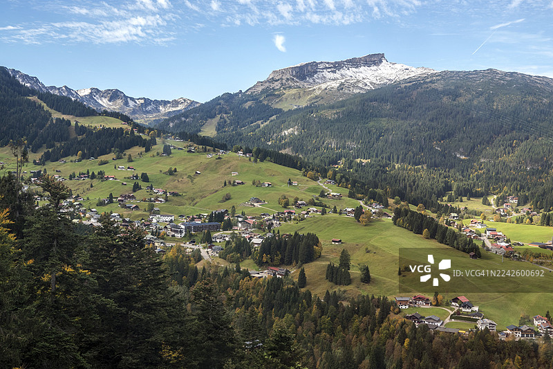 奥地利福拉尔贝格州阿尔高阿尔卑斯山霍赫伊芬山后面的赫舍格和克莱因瓦尔瑟塔尔山谷景观图片素材