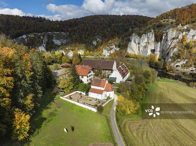 德国巴登-符腾堡州锡格马林根区,上多瑙河谷的蒂尔加滕附近,凯普勒庄园和圣乔治大教堂的鸟瞰图,周围环绕着秋天的植被图片素材