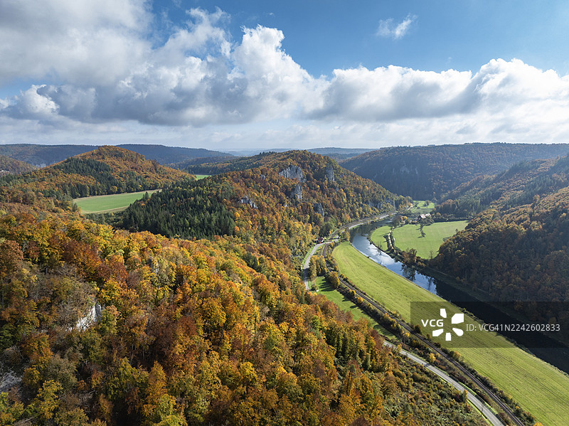 德国巴登-符腾堡州锡格马林根区，上多瑙河谷被秋季植被环绕的航拍图图片素材