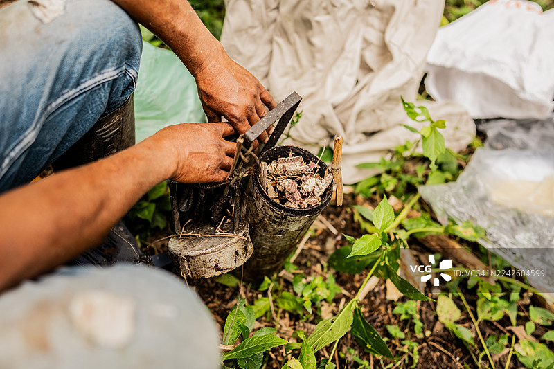 养蜂人在蜂箱旁工作的特写图片素材