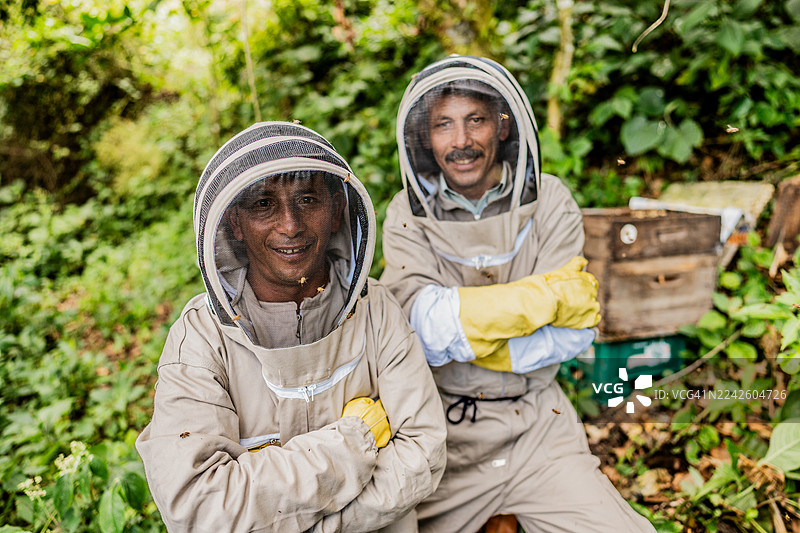 养蜂人在蜂箱旁的肖像照图片素材