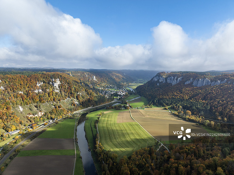 德国巴登-符腾堡州锡格马林根地区的上多瑙河谷秋色航拍，右侧为攀岩石豪森峰图片素材