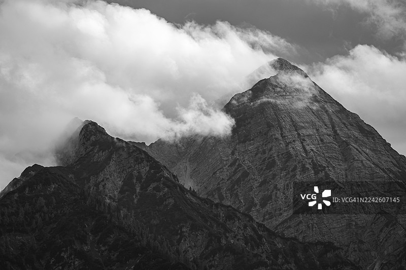 从巴伐利亚州因策尔附近的福尔肯施泰因眺望的云雾缭绕的桑塔格峰，它是基姆高阿尔卑斯山脉的最高峰。图片素材