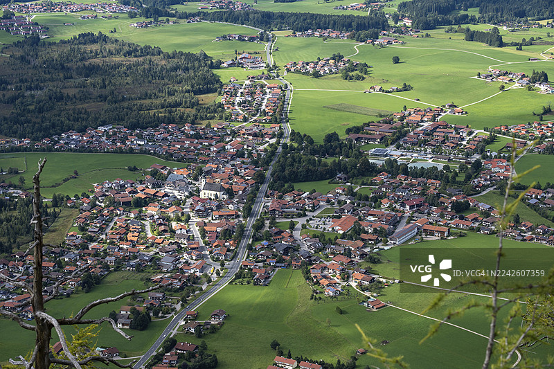从福尔肯施泰因(Falkenstein)深邃视角俯瞰德国巴伐利亚州因策尔(Inzell)的阿尔卑斯村庄和因策尔苔原。图片素材