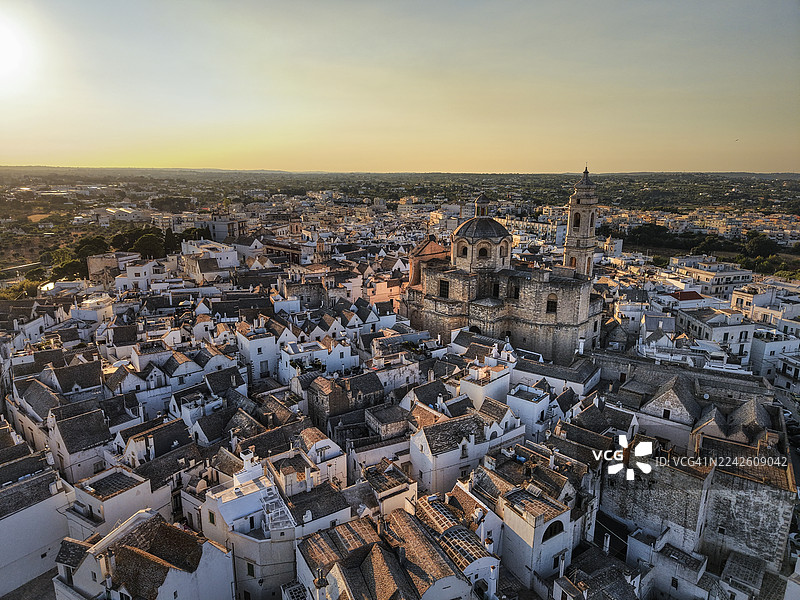 普利亚大区洛托隆多日落时分的鸟瞰图，包括圆顶和粉刷成白色的建筑。意大利图片素材