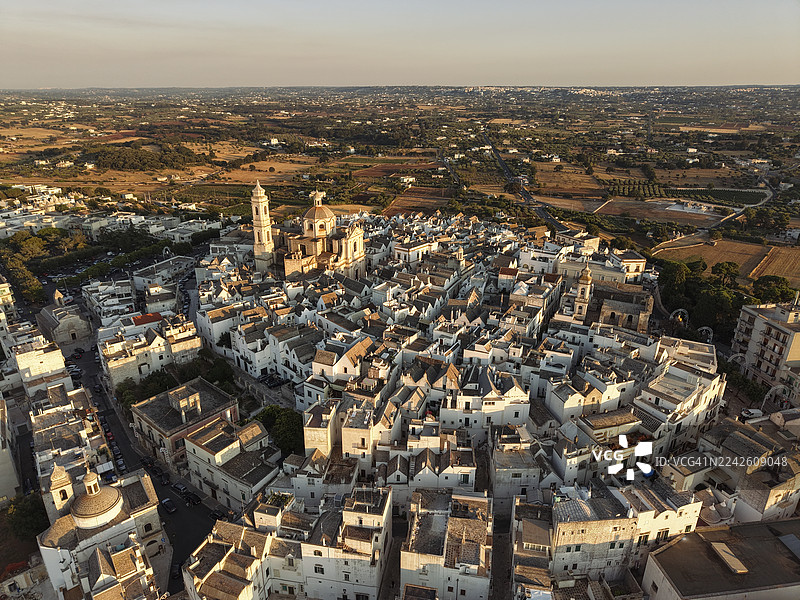 普利亚大区洛科罗通多日落时的鸟瞰图，有圆顶和粉刷成白色的建筑。意大利图片素材