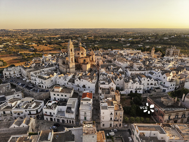 意大利普利亚大区洛托隆多日落时分的鸟瞰图，有圆顶和粉刷成白色的建筑。图片素材