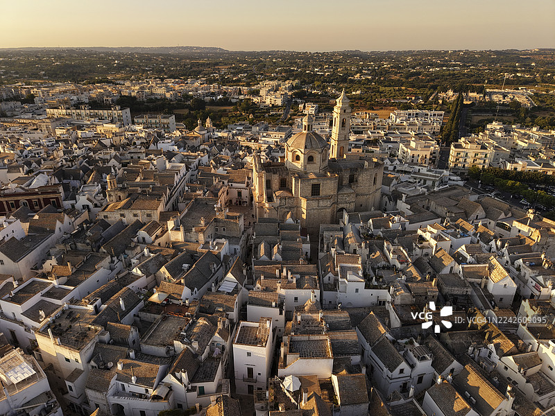 普利亚大区洛科罗通多日落时的鸟瞰图，有圆顶和粉刷成白色的建筑图片素材