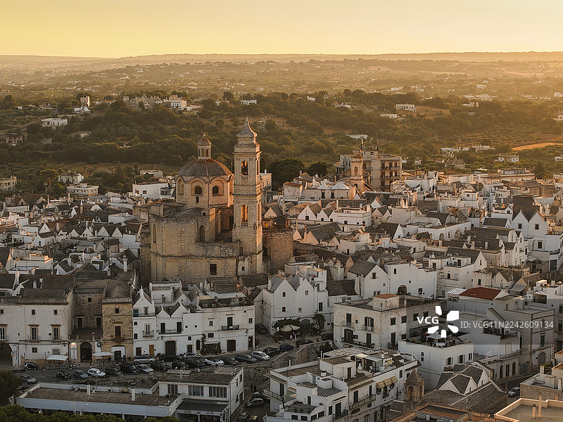 普利亚大区洛科罗通多日落时的鸟瞰图，有圆顶和粉刷成白色的建筑。意大利图片素材