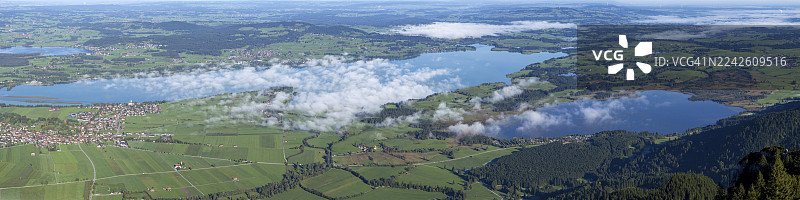 全景,来自特格尔贝格(1881米),可以看到施万高、瓦尔滕霍芬、霍普芬湖、福尔根湖和班瓦尔德湖,位于巴伐利亚州东阿尔高县,德国图片素材