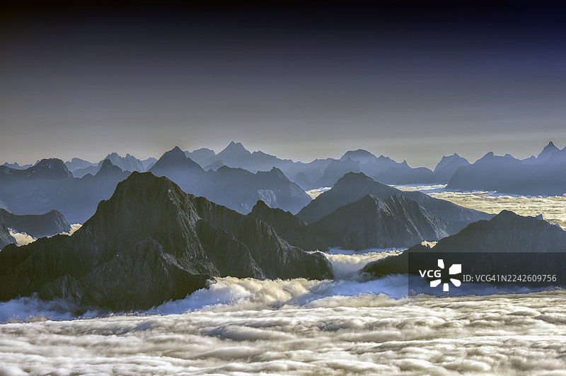 云海中的山峰，罗弗敦，罗弗敦和韦斯特罗伦群岛，诺尔兰，挪威图片素材