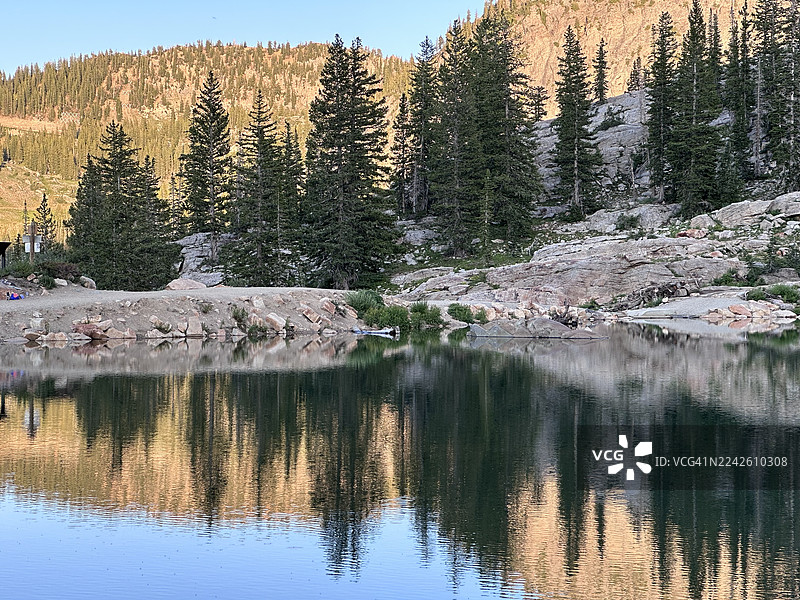 美国犹他州阿尔塔瓦萨奇国家森林塞雷特湖的树木和山脉倒影图片素材