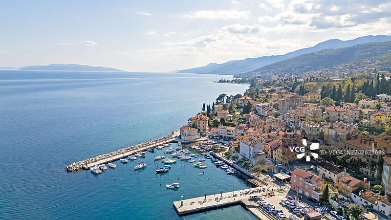 克罗地亚沃洛斯科和奥帕蒂亚海岸线的鸟瞰图图片素材