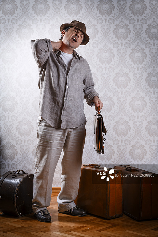 长途旅行后颈部疼痛的男人图片素材