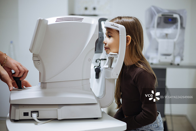 孩子们在进行视力检查图片素材
