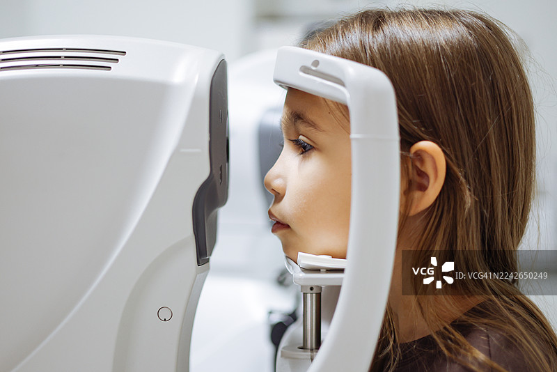 孩子们在进行视力检查图片素材