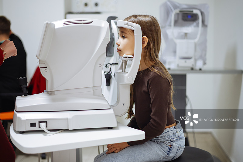 孩子们在进行视力检查图片素材