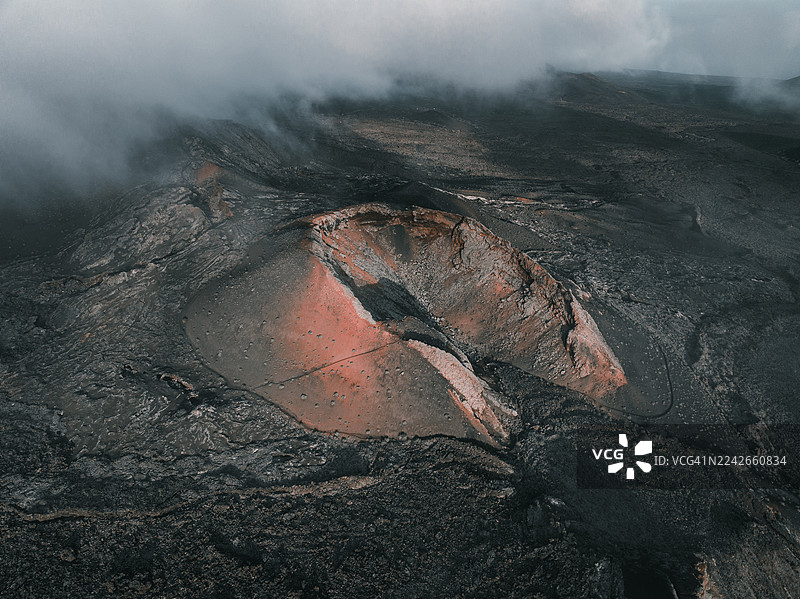 俯视低空云层漂浮在兰萨罗特岛火山锥上空，西班牙加那利群岛图片素材