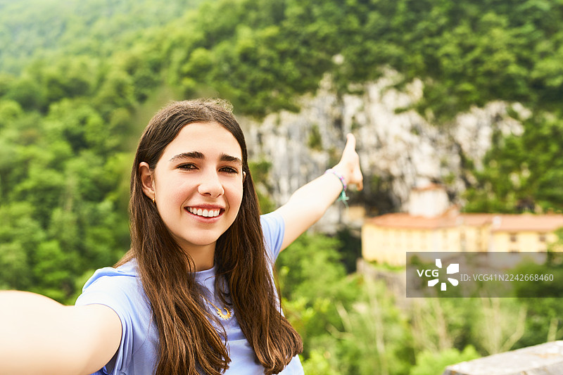 少年微笑着指向科瓦东加圣所图片素材