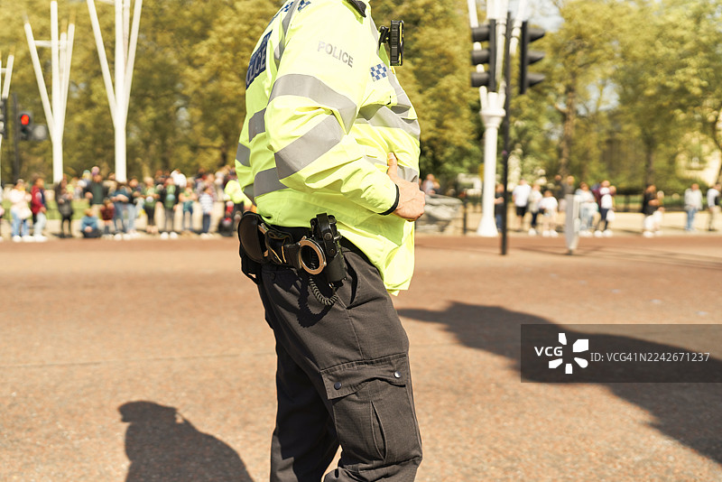 一名伦敦警察站在伦敦街头执勤图片素材