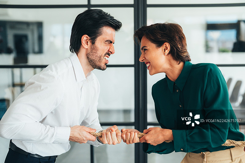 两位商界人士在进行拔河比赛图片素材