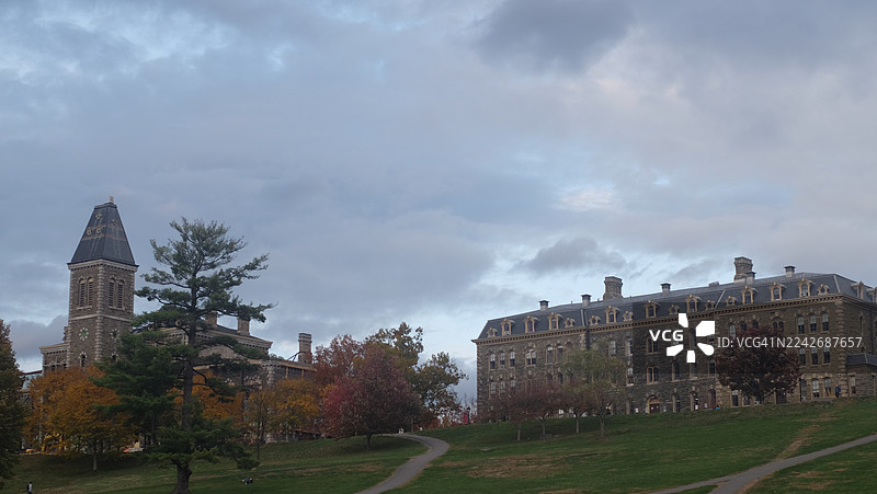 美国纽约州伊萨卡 - 2025年10月22日：秋季的康奈尔大学校园图片素材