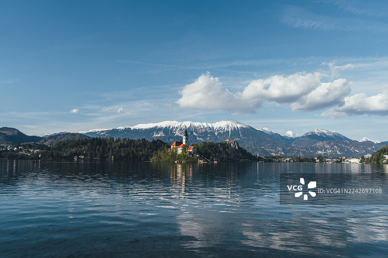 斯洛文尼亚上卡尼奥拉区布莱德，布莱德湖岛上的教堂与城堡的风景图片素材
