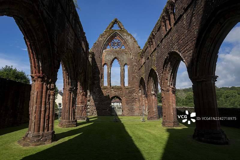 苏格兰，英国，邓弗里斯，情人节修道院在蓝天下图片素材