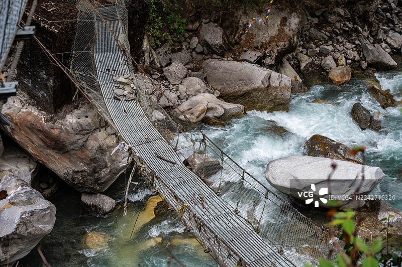 尼泊尔朗塘国家公园徒步时遇到的损坏的悬索桥。图片素材