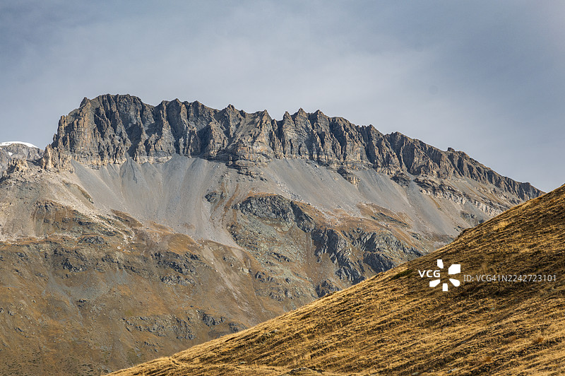 秋日晴朗，法国阿尔卑斯山瓦诺斯国家公园的山脊风光图片素材