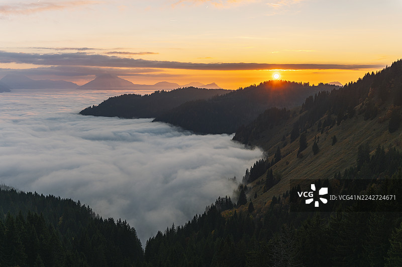 从茹普兰山口拍摄的法国阿尔卑斯山日落风光图片素材