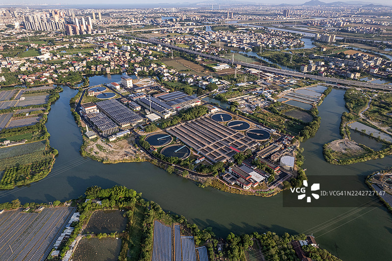 俯瞰河流和农田环绕的污水处理厂图片素材