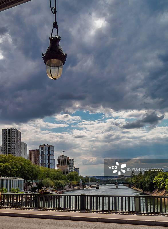 塞纳河畔，从比尔哈克姆桥上远眺图片素材