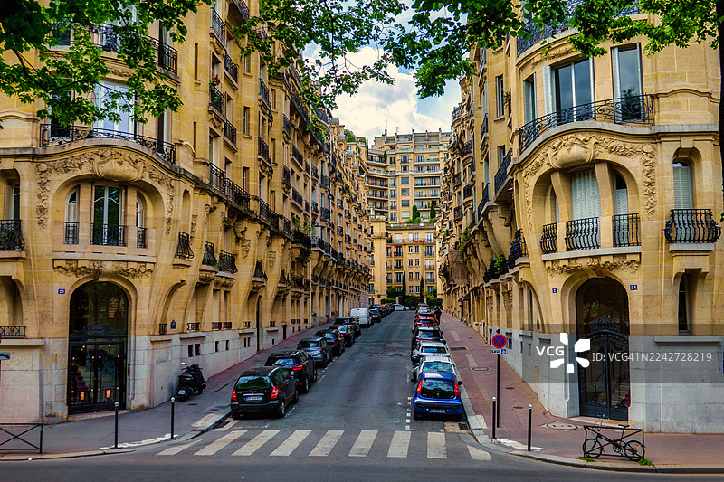 具有典型巴黎奥斯曼式建筑风格的房屋街道图片素材