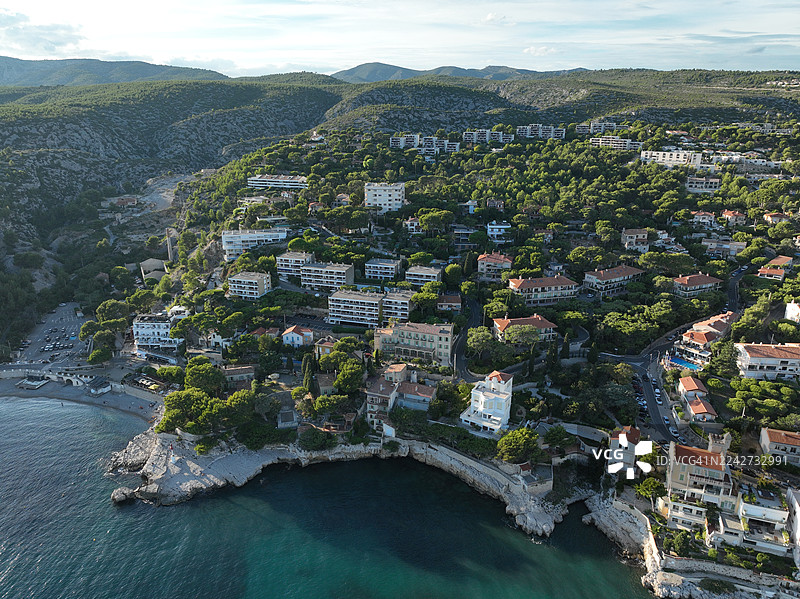 法国滨海阿尔卑斯省卡西斯村的卡兰克斯国家公园，及其港口和海滩边的格兰德海滩图片素材