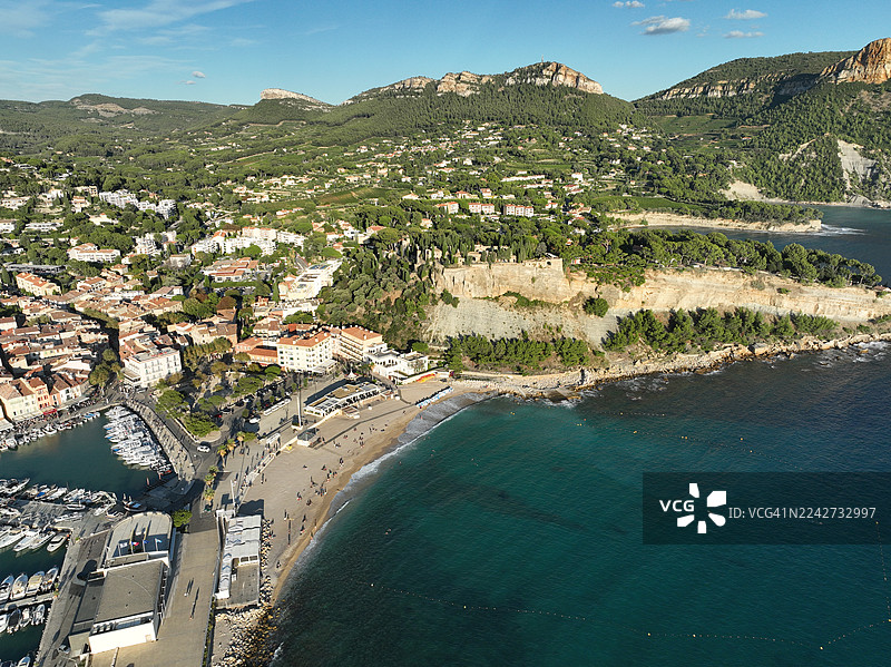 法国 Bouches-du-Rhone 省，卡西斯村，其港口和 Grande 海滩，卡兰克斯国家公园图片素材