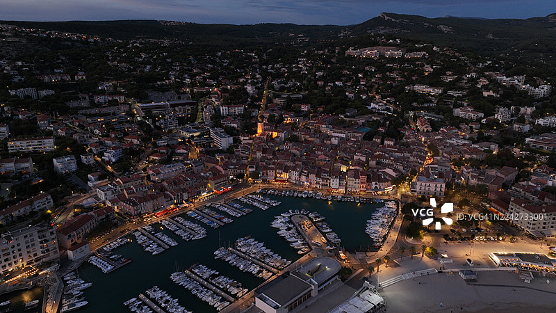 法国布什罗讷省卡西斯村的卡兰奎斯国家公园，其港口和海边的大海在夜晚，罗讷河口图片素材