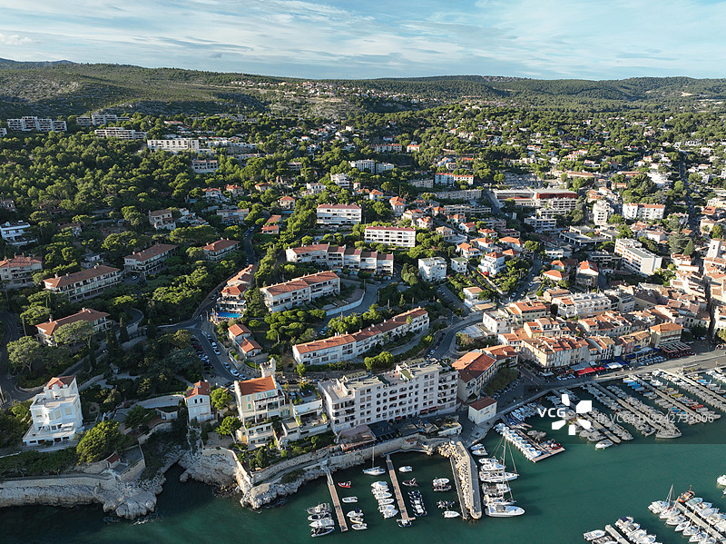 法国普罗旺斯-阿尔卑斯-蔚蓝海岸大区，布什罗讷省，卡西斯村，其港口，大海和 Grande 海滩的卡兰克国家公园图片素材