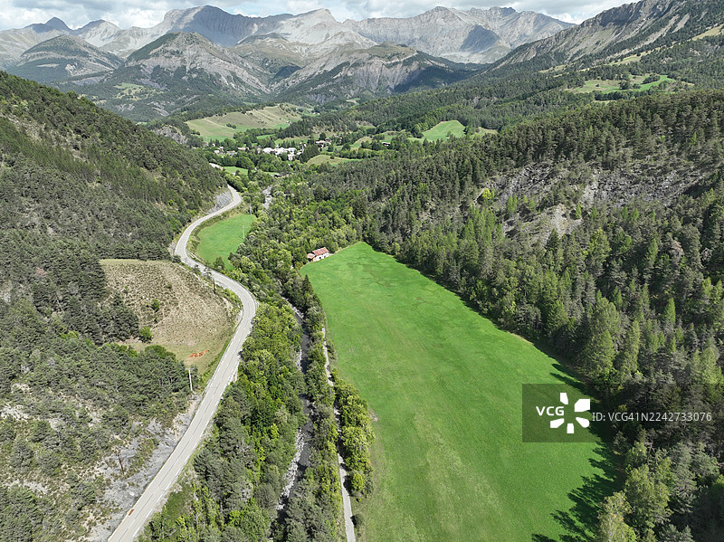 法国上普罗旺斯阿尔卑斯省，塞雷-庞松湖以南勒韦尔内方向的山地景观图片素材